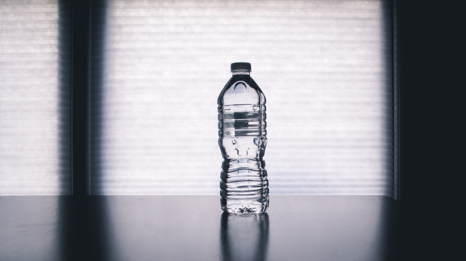 Botella de agua en una mesa de trabajo